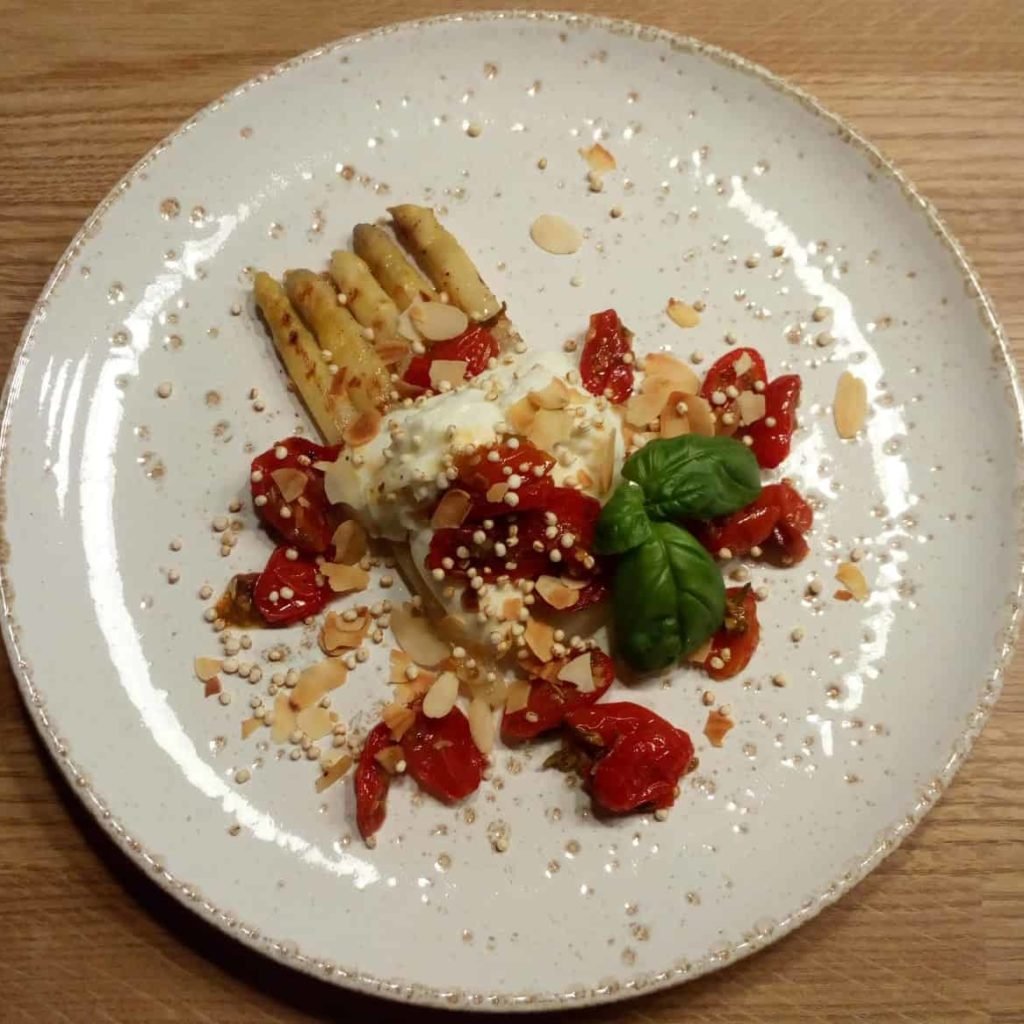 Gegrilde asperges met gekonfijte tomaatjes en burrata