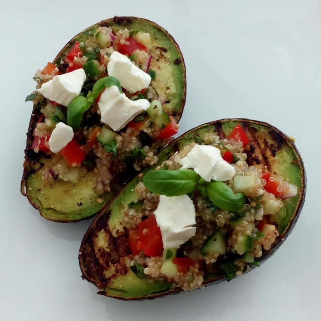 Gegrilde avocado's met quinoa