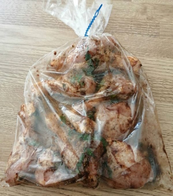 Gemarineerde kippenboutjes voorbereiding