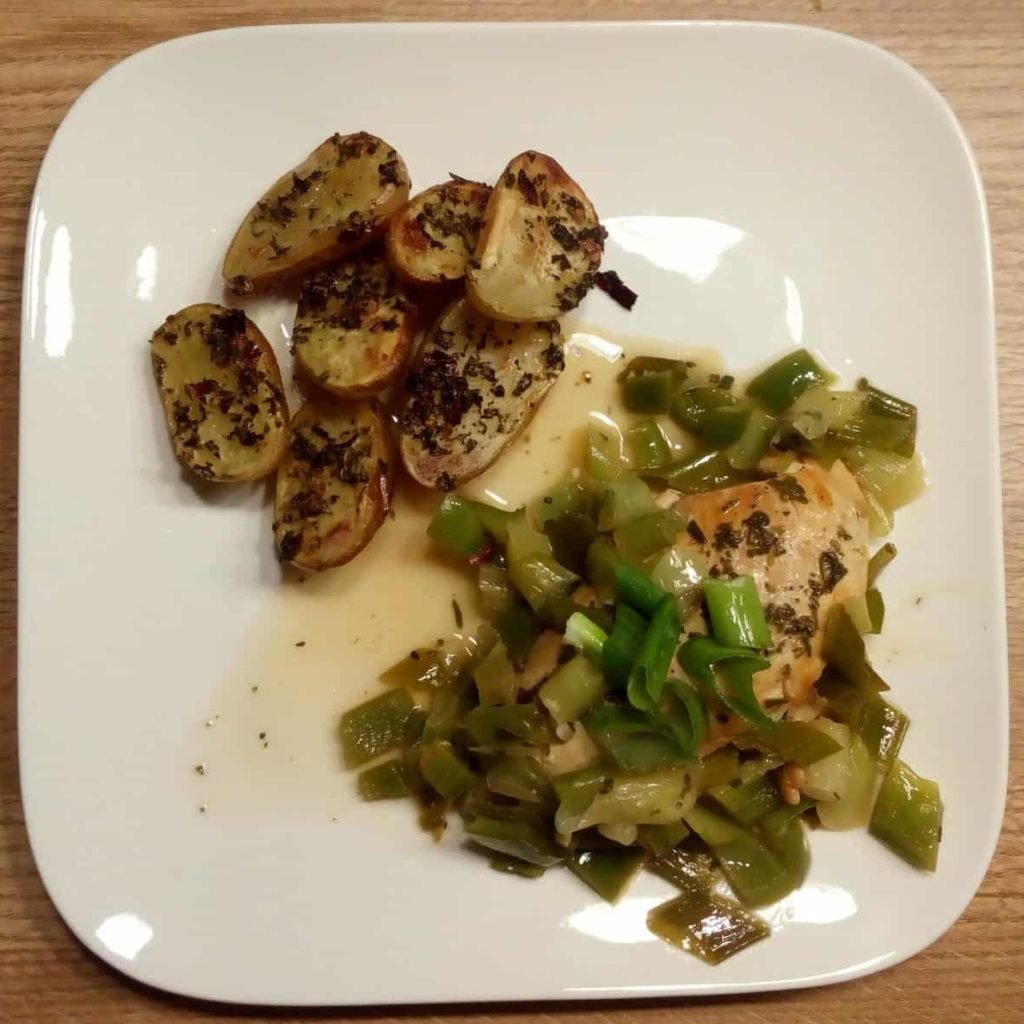 Gemarineerde kipfilet met lente-uitjes en groene paprika