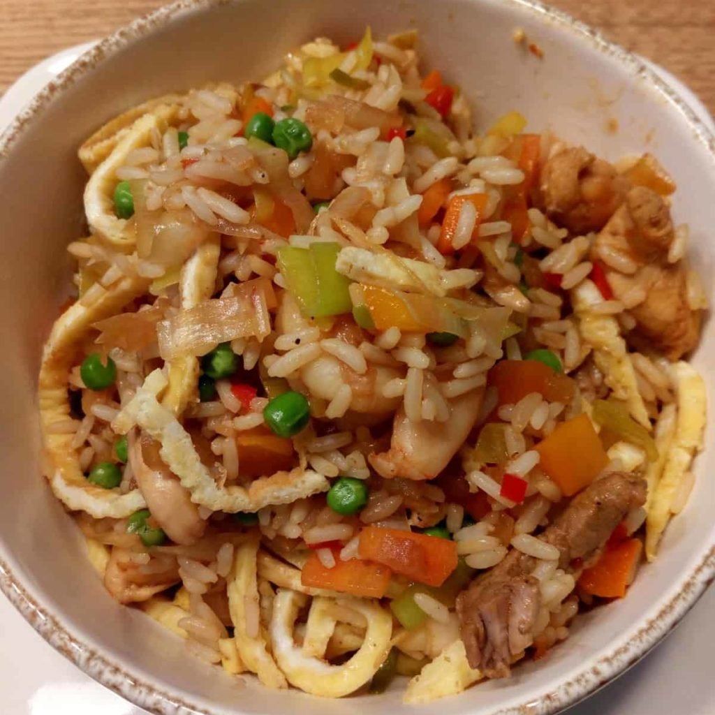 Nasi goreng met varkenshaasje, kip en scampi's