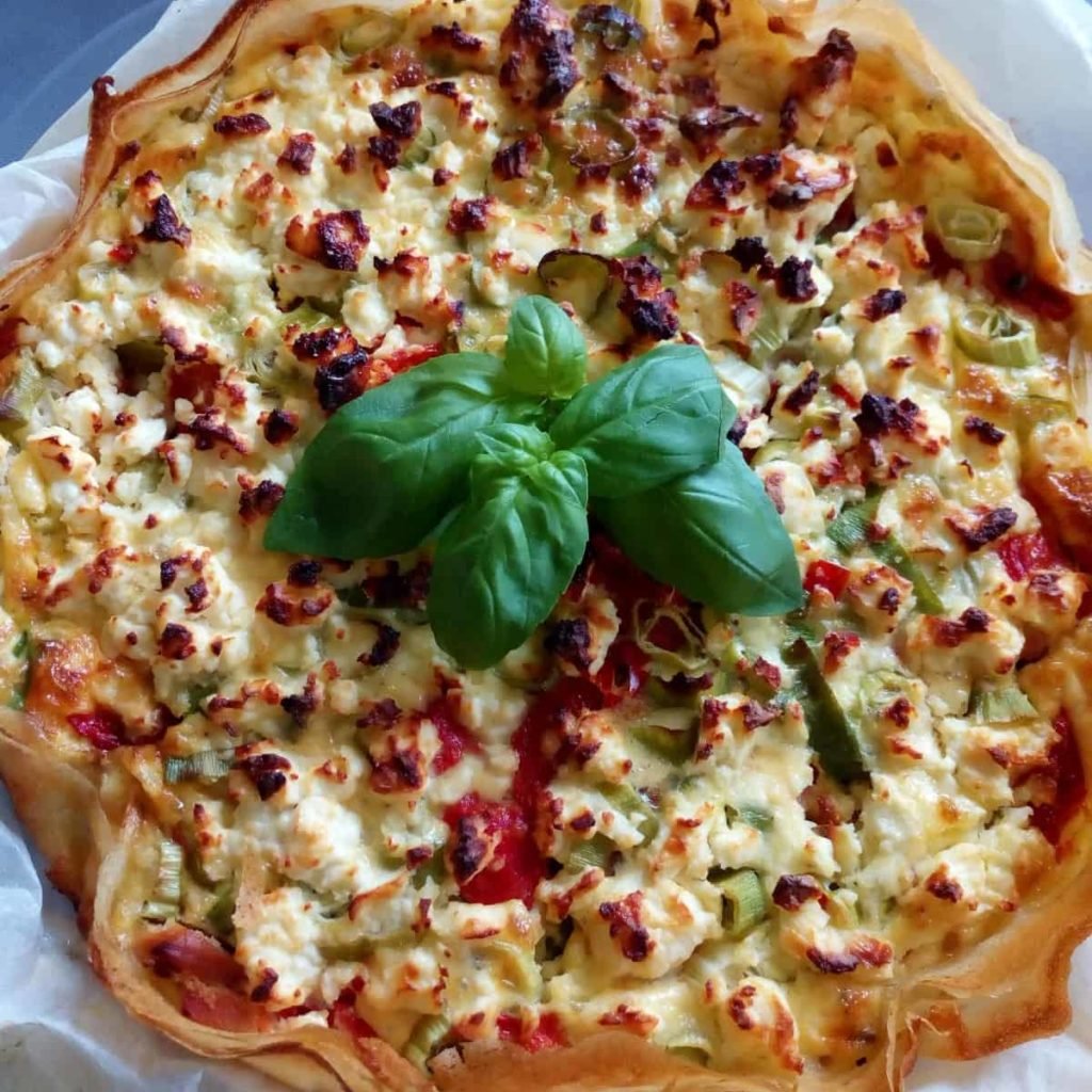 Quiche met filodeeg, gegrilde paprika, kip en feta
