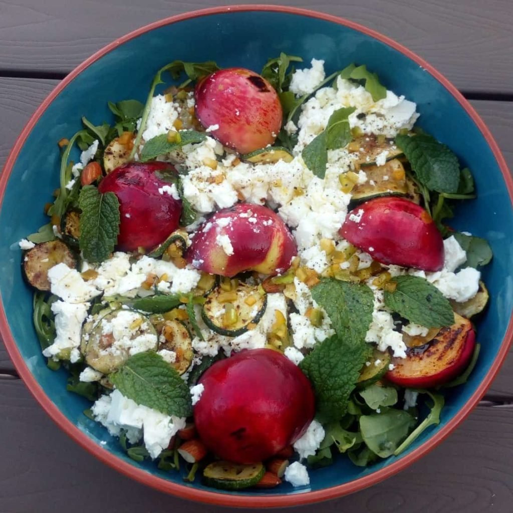 Salade met gegrilde perzik en feta