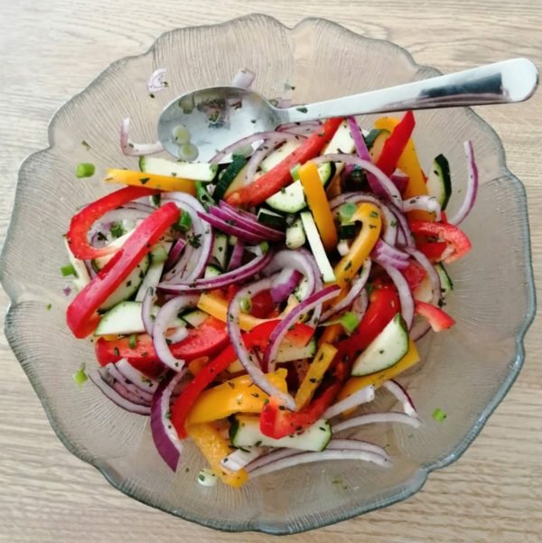 Vlindertjes met gegrilde groentjes en gemarineerde kippenboutjes voorbereiding