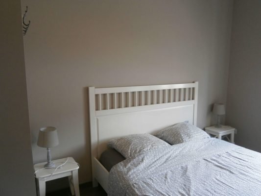 tweepersoonsbed en tafel