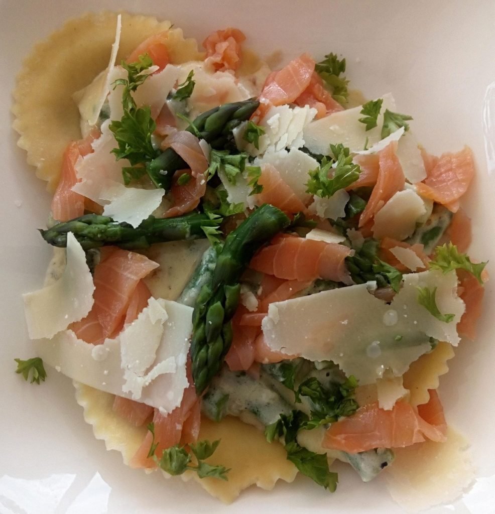 ravioli van groene asperges en gerookte zalm