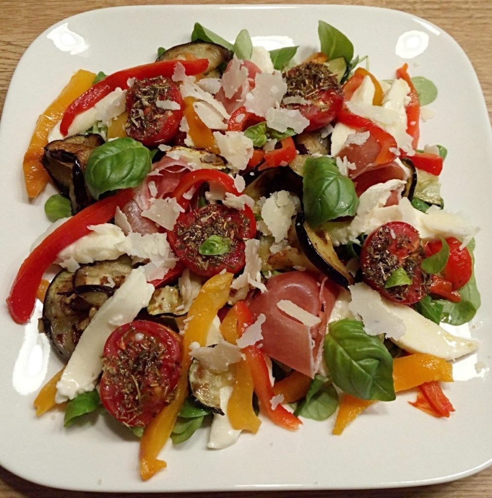 salade met gegrilde groentjes ham en mozarella