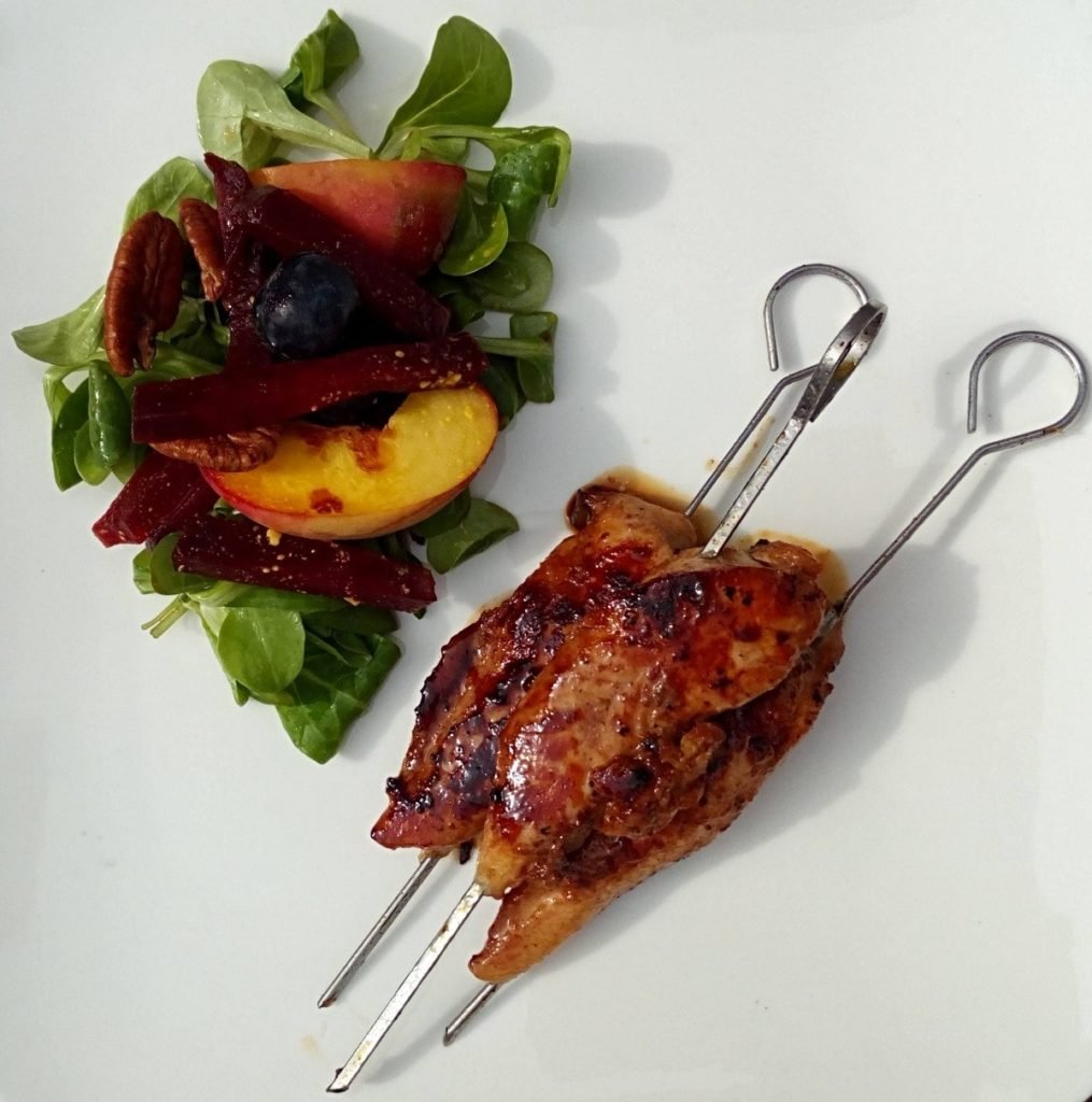 salade met gegrilde perzik en gemarineerde kippenspies